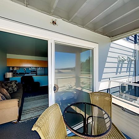 New Listing! Bay-View Beauty With Private Balcony Condo 링컨시티 외부 사진