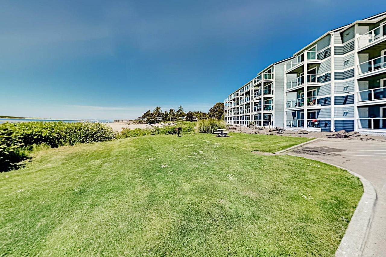 New Listing! Bay-View Beauty With Private Balcony Condo 링컨시티 외부 사진