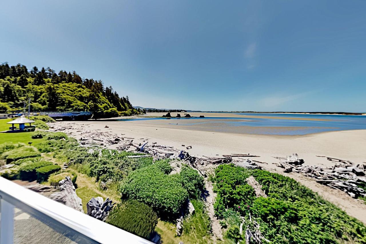 New Listing! Bay-View Beauty With Private Balcony Condo 링컨시티 외부 사진