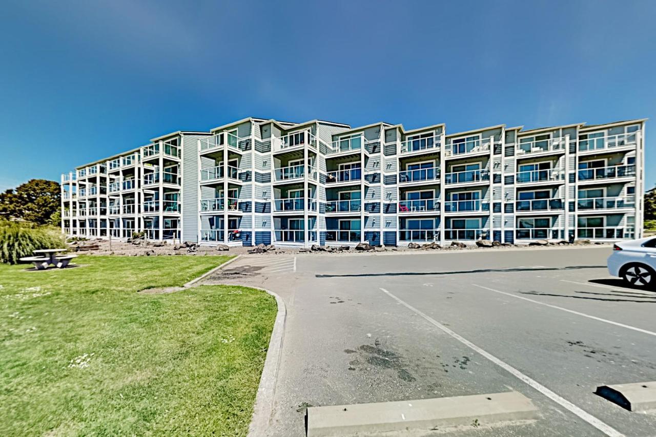 New Listing! Bay-View Beauty With Private Balcony Condo 링컨시티 외부 사진