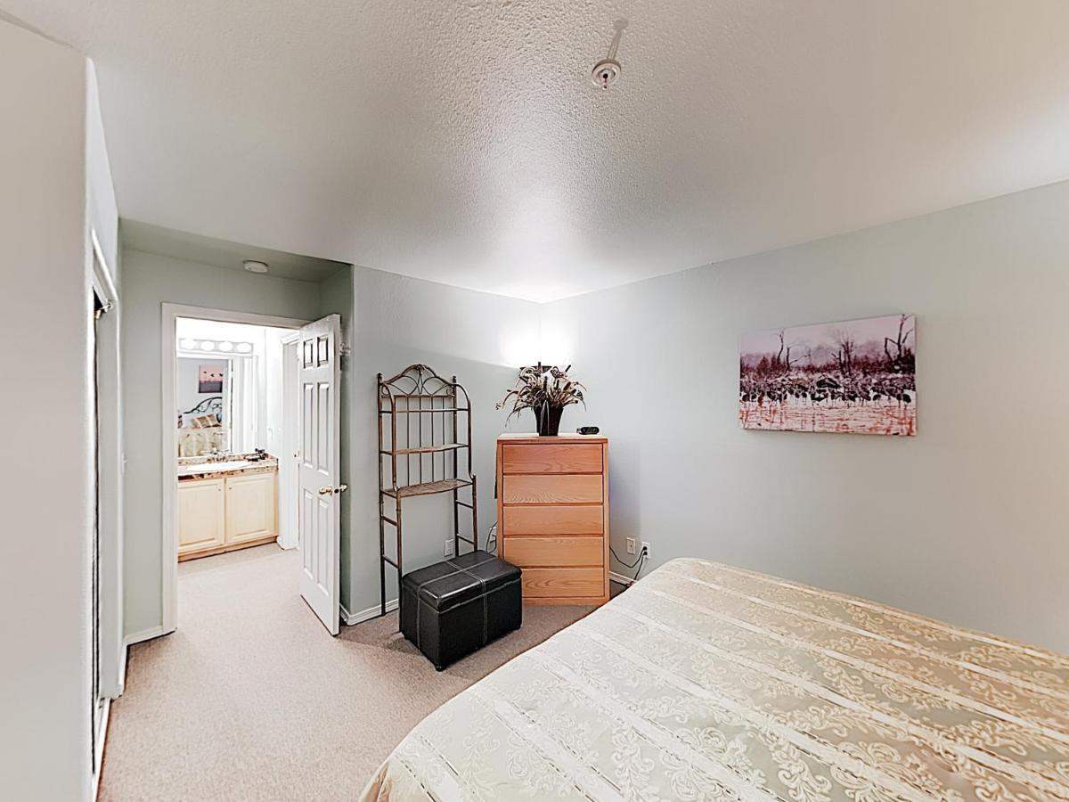 New Listing! Bay-View Beauty With Private Balcony Condo 링컨시티 외부 사진