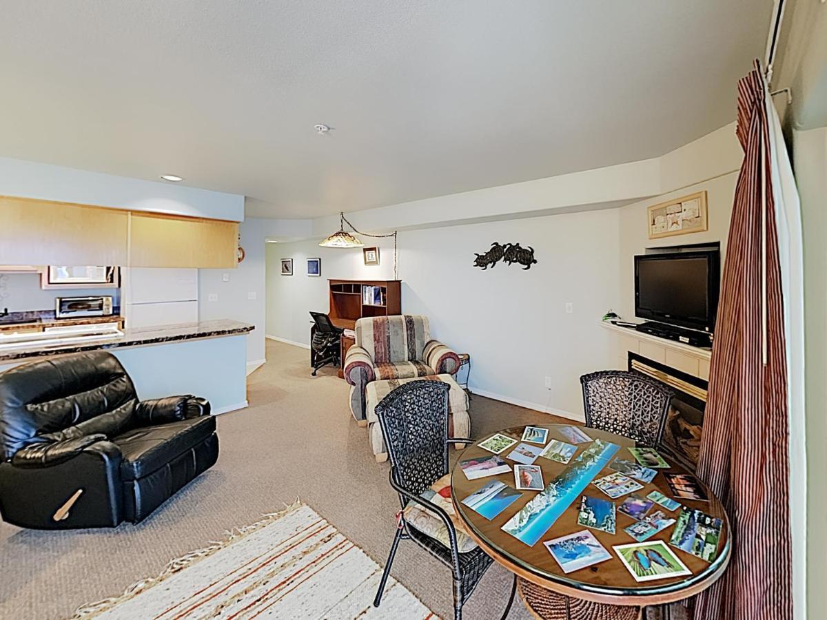 New Listing! Bay-View Beauty With Private Balcony Condo 링컨시티 외부 사진